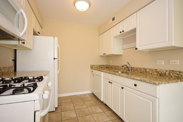 190 Elizabeth Ct in Bartlett, IL - Building Photo - Building Photo