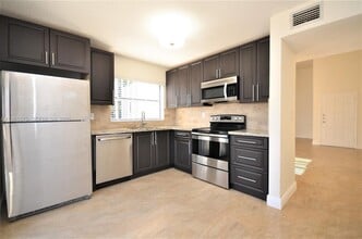 10400 SW 67th St in Miami, FL - Building Photo - Building Photo