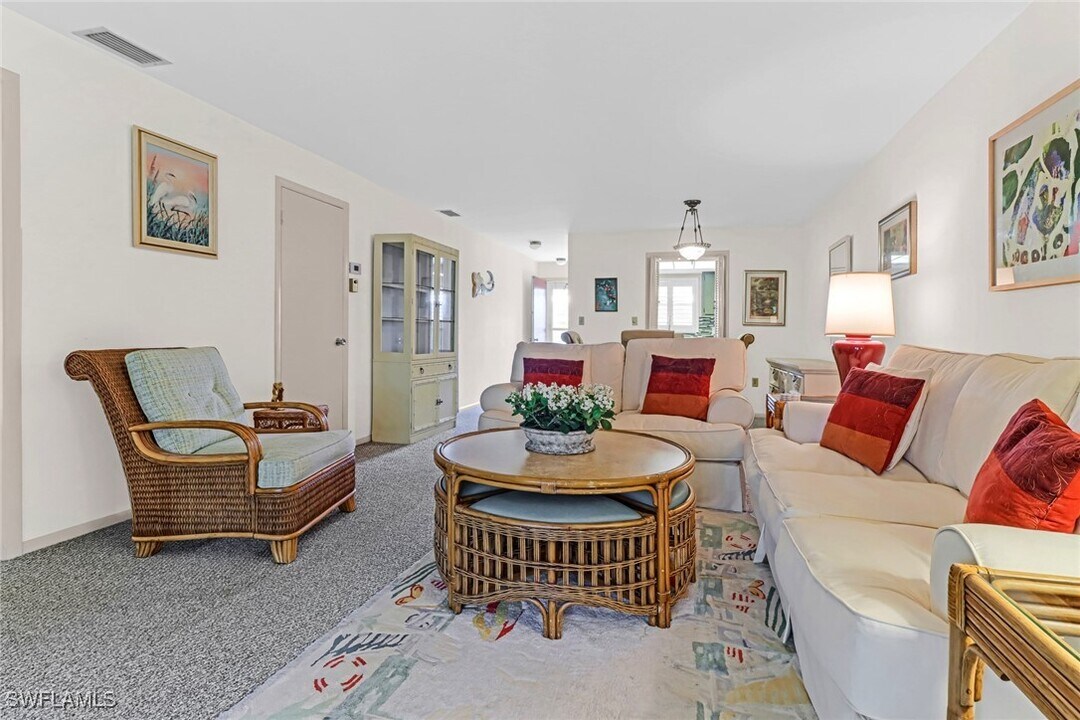 300 Valley Stream Dr in Naples, FL - Building Photo