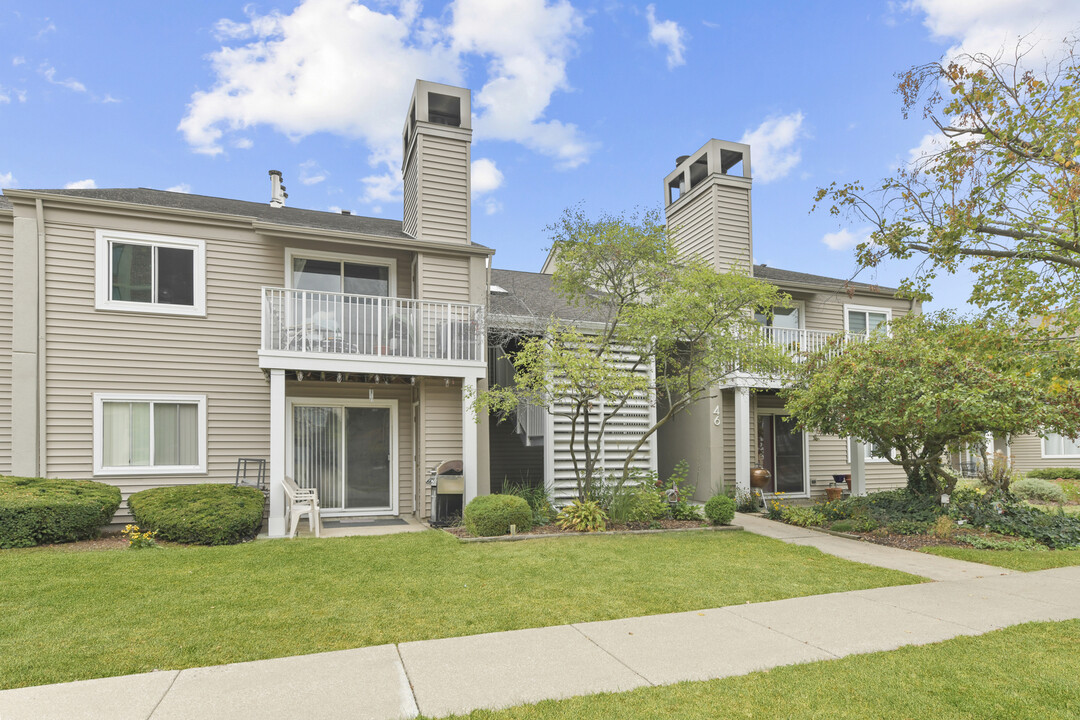 49 Orchard Terrace in Lombard, IL - Foto de edificio