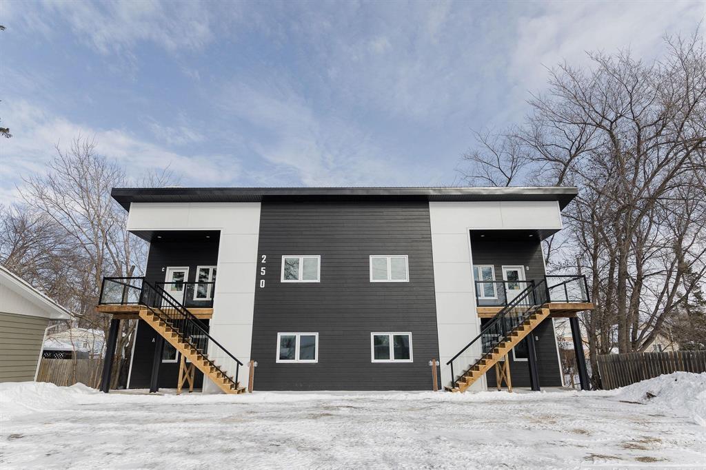 250 5 Ave NW in Portage La Prairie, MB - Building Photo