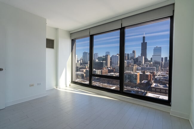 1035 W Van Buren St in Chicago, IL - Building Photo - Building Photo