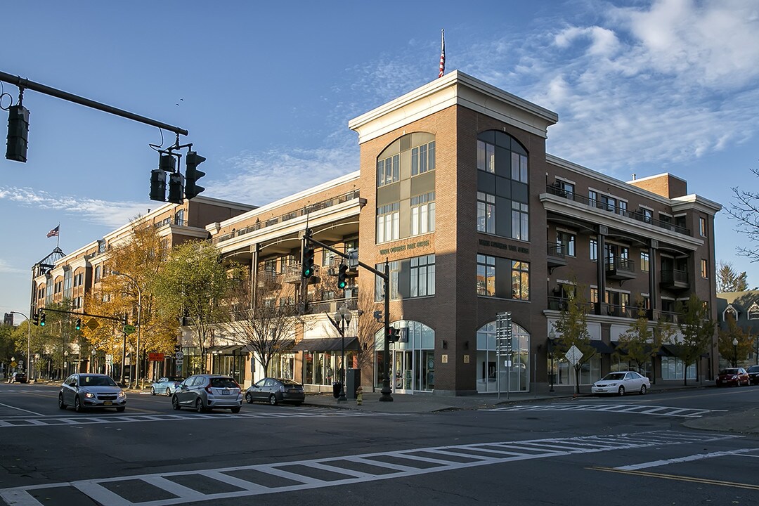 The Apartments at Congress Park Centre in Saratoga Springs, NY - Foto de edificio