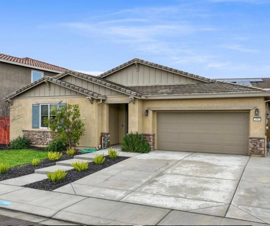 1485 United St in Manteca, CA - Building Photo