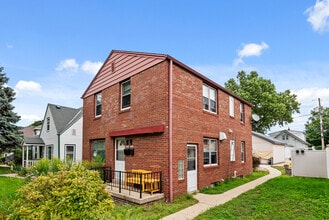 3808 S Brust Ave, Unit 2B-Close To Lake-unfurn. in Milwaukee, WI - Foto de edificio - Building Photo