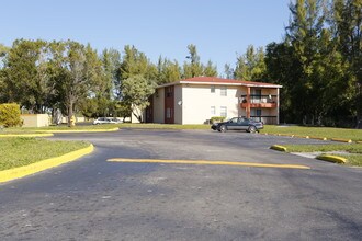 Lakeview Apartments in Miami, FL - Foto de edificio - Building Photo