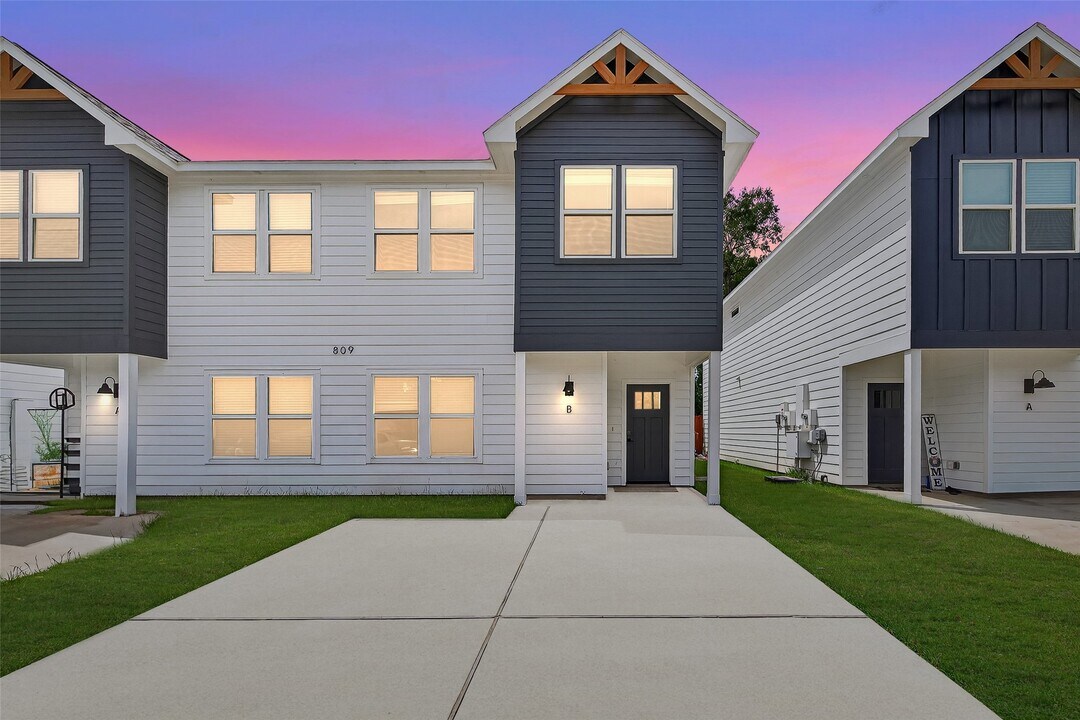 809 Avenue J Pl in Conroe, TX - Building Photo