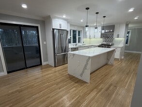 10 Oakwood Ct in Framingham, MA - Building Photo - Building Photo