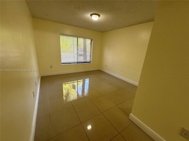 3245 Coral Lake Way in Coral Springs, FL - Foto de edificio - Building Photo