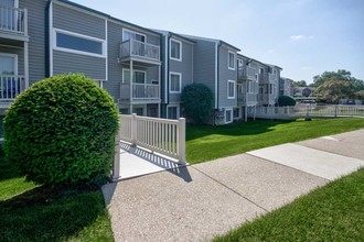 Lakeview Apartments in Farmington Hills, MI - Building Photo - Building Photo