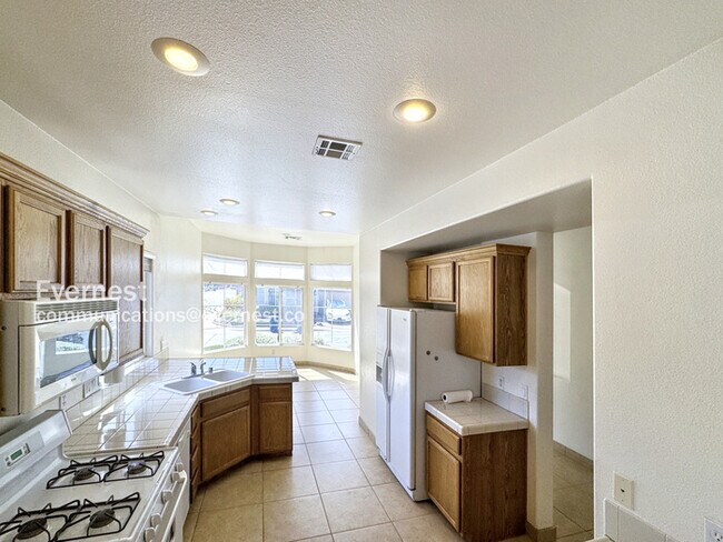6180 Powdermill St in Las Vegas, NV - Building Photo - Building Photo