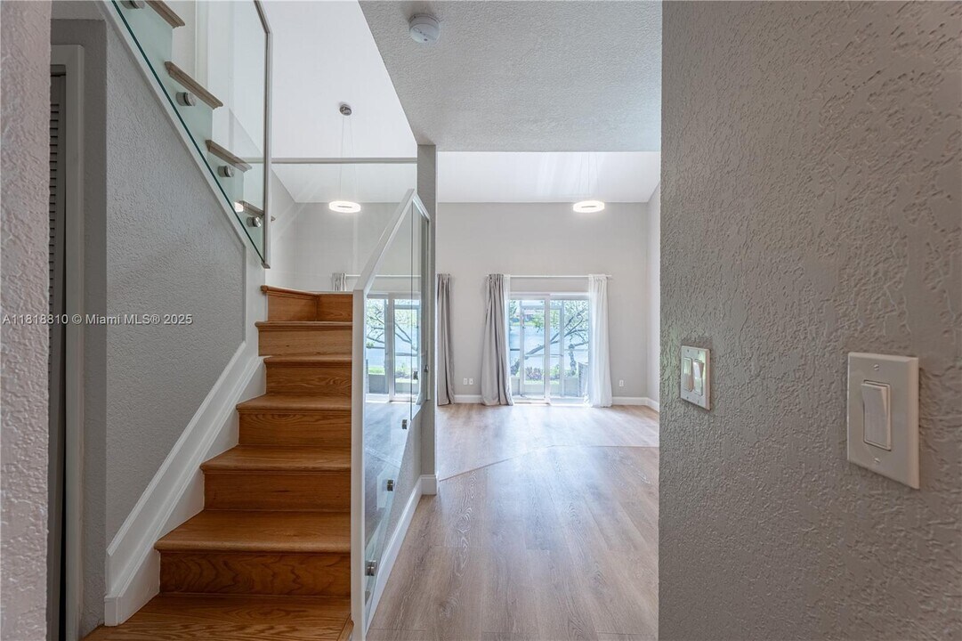 4291 S Pine Island Rd in Davie, FL - Building Photo