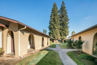 Sunny Gate Apartments in Fresno, CA - Building Photo - Building Photo