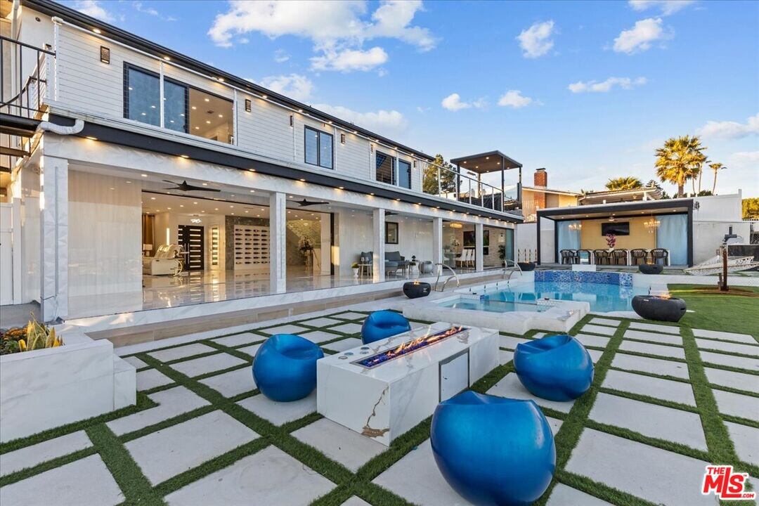 8600 Farralone Ave in Los Angeles, CA - Building Photo