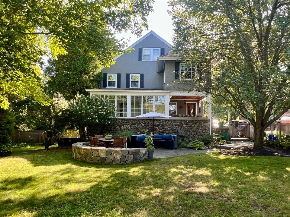211 Forest St in Winchester, MA - Building Photo