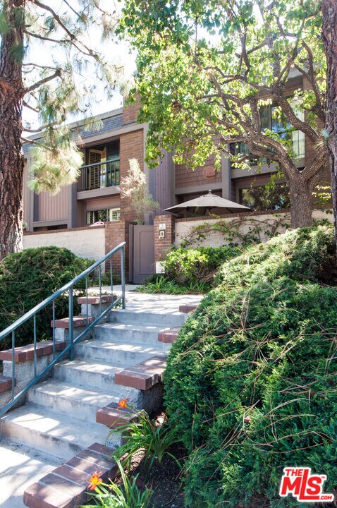 13050 Mindanao Way in Marina Del Rey, CA - Building Photo - Building Photo