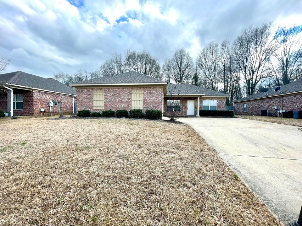 107 Newport Dr in Canton, MS - Building Photo