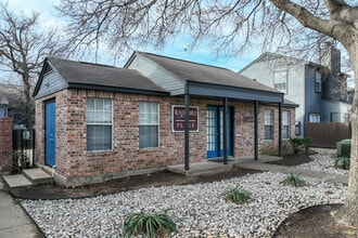 Radford Place Apartments in Irving, TX - Foto de edificio - Building Photo