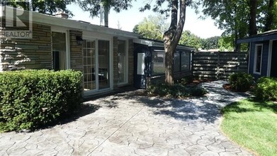 1045 Lombardy Dr in Sarnia, ON - Building Photo - Building Photo