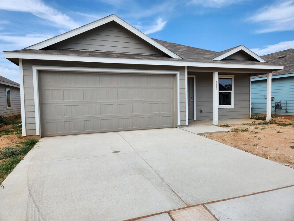 109 Alemeda in Fredericksburg, TX - Building Photo