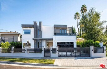 13812 Cumpston St in Los Angeles, CA - Foto de edificio - Building Photo