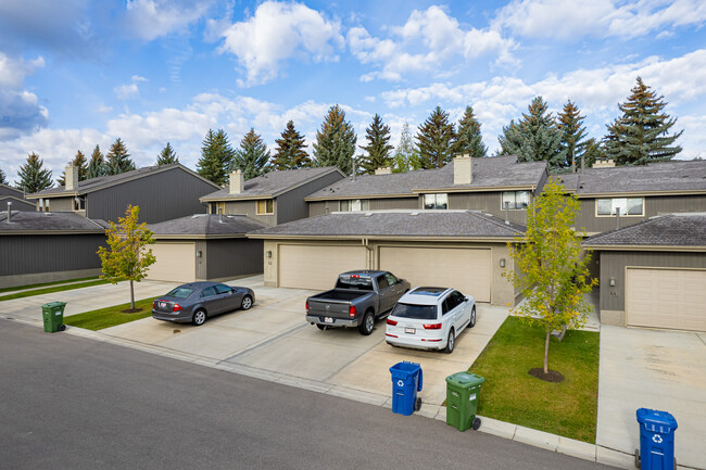 1901 Varsity Estates Dr NW in Calgary, AB - Building Photo - Building Photo