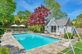 35 Toylsome Ln in Southampton, NY - Building Photo - Building Photo