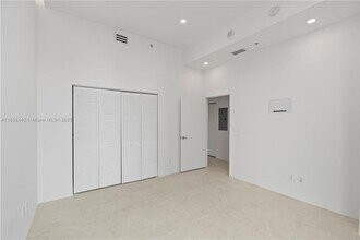 335 S Biscayne Blvd in Miami, FL - Building Photo - Building Photo