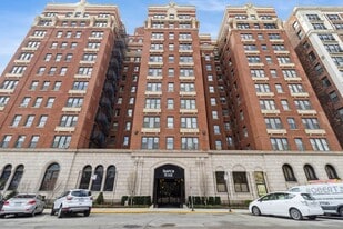 5300 S Shore Dr in Chicago, IL - Building Photo