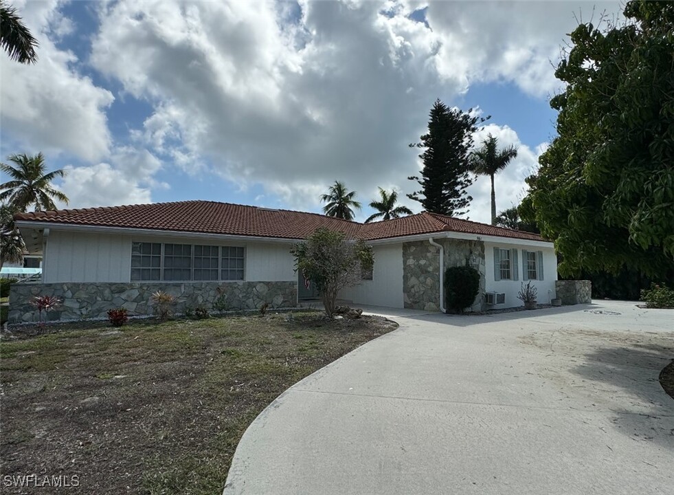 961 Scott Dr in Marco Island, FL - Building Photo