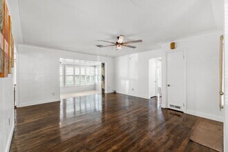 230 42nd St N in St. Petersburg, FL - Foto de edificio - Building Photo