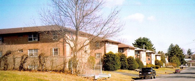 Elam Court Apartments in New Britain, CT - Building Photo - Building Photo