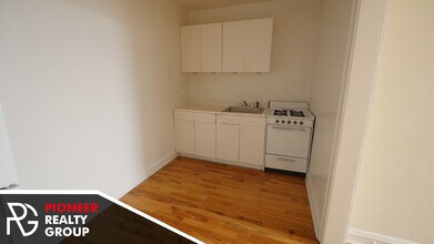 546 W Wellington Ave, Unit #540-302 in Chicago, IL - Building Photo - Building Photo