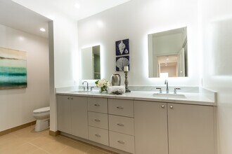 828 S Bedford St, Unit 301 in Los Angeles, CA - Building Photo - Building Photo