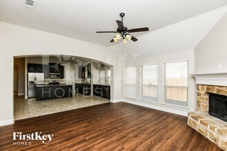 826 Graham Dr in Burleson, TX - Foto de edificio - Building Photo