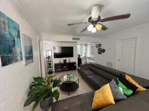 8420 SW 133rd Avenue Rd in Miami, FL - Foto de edificio - Building Photo