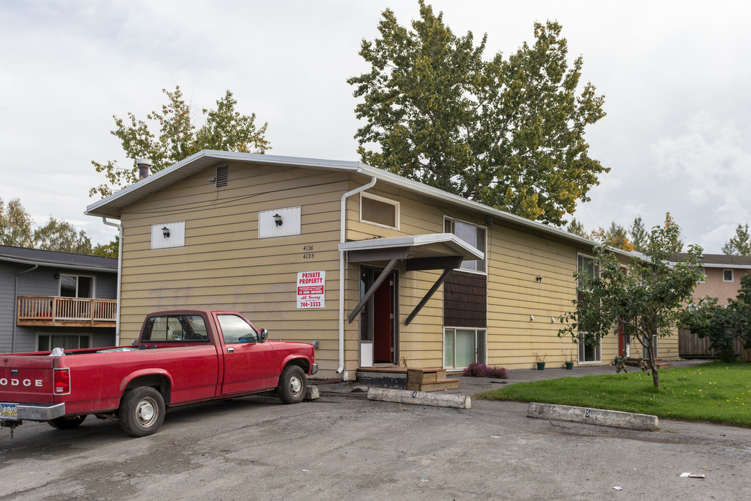 4128 San Roberto Ave in Anchorage, AK - Foto de edificio