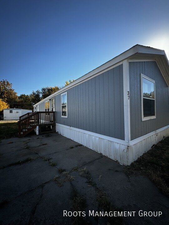 1500 West 27th Street in Hays, KS - Foto de edificio