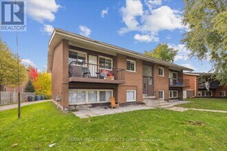 2350 Queensway Dr in Burlington, ON - Building Photo - Building Photo