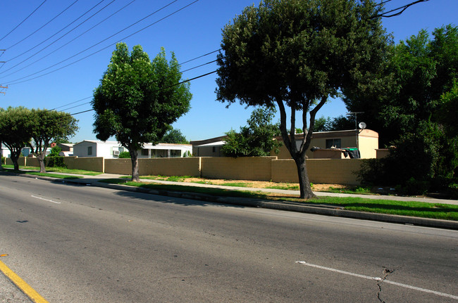 2139 E 4th St in Ontario, CA - Foto de edificio - Building Photo