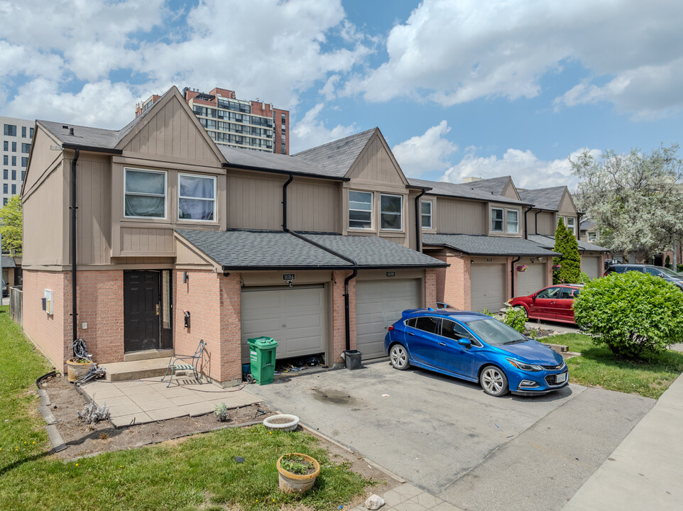 Glen Erin Estates in Mississauga, ON - Building Photo