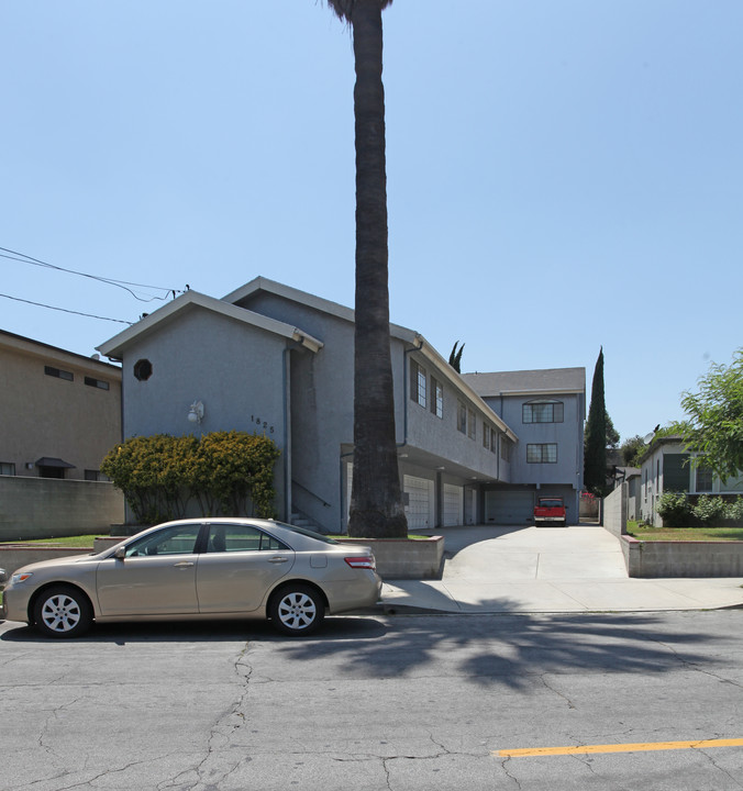 1825 Scott Rd in Burbank, CA - Building Photo