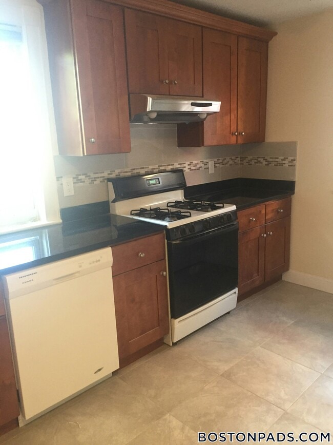 32 Newcastle Rd in Boston, MA - Building Photo - Building Photo