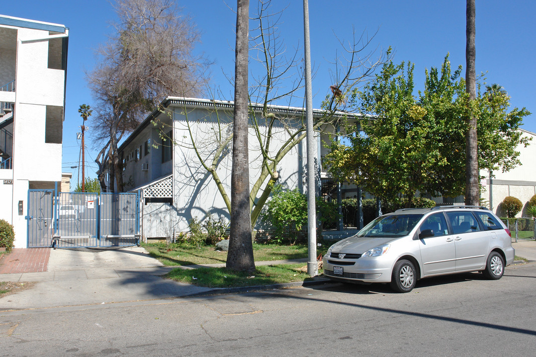 14317 Haynes St in Van Nuys, CA - Building Photo