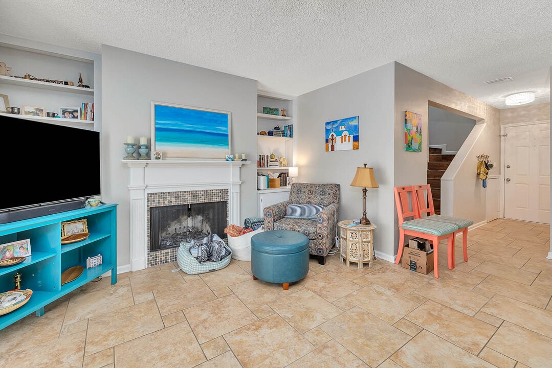 132 S Island Square Dr in St. Simons Island, GA - Building Photo