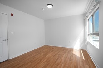 13429 Vanowen St in Los Angeles, CA - Foto de edificio - Building Photo