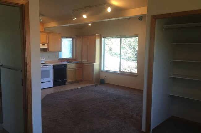 1121 NE Hidden Valley Dr in Bend, OR - Building Photo - Building Photo