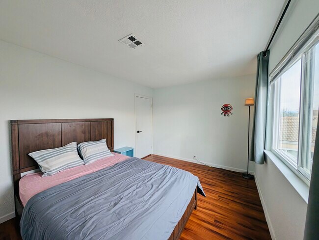 2506 Cabrillo Dr, Unit Main in Hayward, CA - Foto de edificio - Building Photo