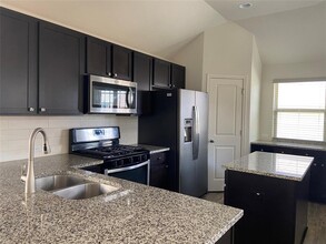 2725 Hopi Path in Leander, TX - Foto de edificio - Building Photo