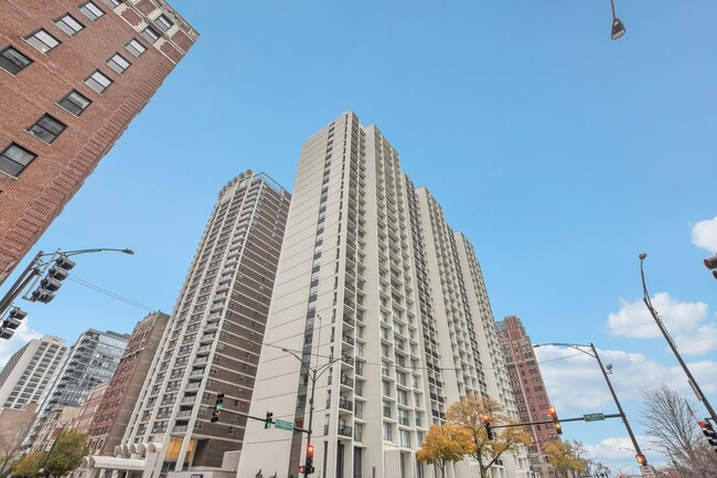 3200 N Lake Shore Dr in Chicago, IL - Building Photo - Building Photo